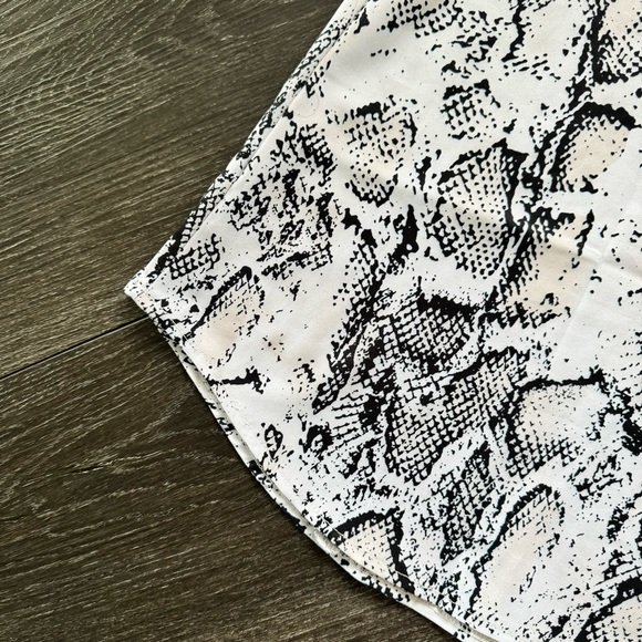 Lace v-neck top. - Picture 8 of 10